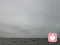 渤海湾随感｜借海的盐，净心的尘。
 渤海湾的风裹着咸湿，吹得人浑身通透。想起倪师常说，海盐是天地坎水之精，藏着至净至阳的气，能化浊、能安神。此刻站在潮声里，忽然懂了——海纳百川，而盐藏其中，千万年潮起潮落，把泥沙与喧嚣都滤成了清透的咸。那些攒在心头的疲惫、拧巴与惶惑，都被这股带着盐粒的风，揉碎进了浪涛里。原来最好的疗愈从不是刻意寻找，而是像海一样，容得下所有情绪，也借这世间最净的盐，悄悄给灵魂松了绑。配图