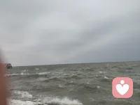 渤海湾·观海悟慈悲！
 今天坐在妈祖像旁，看渤海湾的浪一波波拍过来，又退回去。
 风很大，浪也急，可那些挡在岸边的石头，从来没喊过疼。它们只是稳稳地立着，接住每一次冲撞，然后让潮水自己安静下来。
 我忽然懂了。
之前那些翻涌的情绪、拉扯的是非、解不开的结，就像这眼前的浪。你越跟它较劲，它越往你身上撞；你若是安安静静待着，让它来，让它去，它反而会自己退下去。
 妈祖像在身旁，像一尊沉默的慈悲。
她不说话，可千百年的风风雨雨，都在她面前流过。
大海也是，它什么都装得下，好的坏的，都在潮起潮落里，被慢慢磨平棱角，被悄悄带走。
 我以前总想争个对错，辩个是非，可今天才明白，真正的包容，不是委屈自己，而是像这大海一样——
不拒绝风浪，也不执着风浪，只是静静地看着它来，看着它走。
 我修出了这份慈悲。
不是软弱，也不是妥协，是终于看懂了：
众生皆苦，人人都困在自己的执念里，各有各的难。
与其去对抗、去辩解、去证明，不如像大海一样，给所有情绪一个归处，也给自己一份安宁。
 往后，我会继续做那个干净、通透的人。
不再轻易被外界的纷扰裹挟，也不再为别人的执念买单。
守着自己的宇凡大道，如这渤海湾的浪，来时坦荡，去时也坦荡。
 愿你我，都能被这海风吹得通透，也被这天地的慈悲，轻轻接住。🌊🙏配图