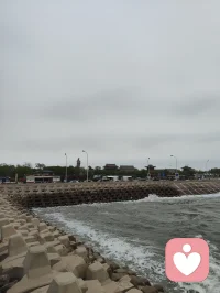 渤海湾·观海悟慈悲！
 今天坐在妈祖像旁，看渤海湾的浪一波波拍过来，又退回去。
 风很大，浪也急，可那些挡在岸边的石头，从来没喊过疼。它们只是稳稳地立着，接住每一次冲撞，然后让潮水自己安静下来。
 我忽然懂了。
之前那些翻涌的情绪、拉扯的是非、解不开的结，就像这眼前的浪。你越跟它较劲，它越往你身上撞；你若是安安静静待着，让它来，让它去，它反而会自己退下去。
 妈祖像在身旁，像一尊沉默的慈悲。
她不说话，可千百年的风风雨雨，都在她面前流过。
大海也是，它什么都装得下，好的坏的，都在潮起潮落里，被慢慢磨平棱角，被悄悄带走。
 我以前总想争个对错，辩个是非，可今天才明白，真正的包容，不是委屈自己，而是像这大海一样——
不拒绝风浪，也不执着风浪，只是静静地看着它来，看着它走。
 我修出了这份慈悲。
不是软弱，也不是妥协，是终于看懂了：
众生皆苦，人人都困在自己的执念里，各有各的难。
与其去对抗、去辩解、去证明，不如像大海一样，给所有情绪一个归处，也给自己一份安宁。
 往后，我会继续做那个干净、通透的人。
不再轻易被外界的纷扰裹挟，也不再为别人的执念买单。
守着自己的宇凡大道，如这渤海湾的浪，来时坦荡，去时也坦荡。
 愿你我，都能被这海风吹得通透，也被这天地的慈悲，轻轻接住。🌊🙏配图