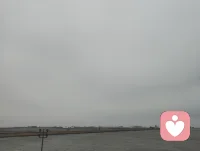 渤海湾·观海悟慈悲！
 今天坐在妈祖像旁，看渤海湾的浪一波波拍过来，又退回去。
 风很大，浪也急，可那些挡在岸边的石头，从来没喊过疼。它们只是稳稳地立着，接住每一次冲撞，然后让潮水自己安静下来。
 我忽然懂了。
之前那些翻涌的情绪、拉扯的是非、解不开的结，就像这眼前的浪。你越跟它较劲，它越往你身上撞；你若是安安静静待着，让它来，让它去，它反而会自己退下去。
 妈祖像在身旁，像一尊沉默的慈悲。
她不说话，可千百年的风风雨雨，都在她面前流过。
大海也是，它什么都装得下，好的坏的，都在潮起潮落里，被慢慢磨平棱角，被悄悄带走。
 我以前总想争个对错，辩个是非，可今天才明白，真正的包容，不是委屈自己，而是像这大海一样——
不拒绝风浪，也不执着风浪，只是静静地看着它来，看着它走。
 我修出了这份慈悲。
不是软弱，也不是妥协，是终于看懂了：
众生皆苦，人人都困在自己的执念里，各有各的难。
与其去对抗、去辩解、去证明，不如像大海一样，给所有情绪一个归处，也给自己一份安宁。
 往后，我会继续做那个干净、通透的人。
不再轻易被外界的纷扰裹挟，也不再为别人的执念买单。
守着自己的宇凡大道，如这渤海湾的浪，来时坦荡，去时也坦荡。
 愿你我，都能被这海风吹得通透，也被这天地的慈悲，轻轻接住。🌊🙏配图