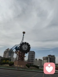 时间一晃眼发现自己已经不再年轻，曾经以为老去是很遥远的事，突然发现年轻是很久以前的事了，时光好不经用，抬眼已是余生！生活的琐碎，吐出来矫情，吞下去呛嗓子，百般滋味涌上头，话到嘴边却不值一提。想逃逃不掉，想过过不好，想经营好却像被无形的枷锁困在方寸之地，我马不停蹄，却又常常无能为力。小时候不懂一根细绳可以拴住一头牛，让它在田间劳作一生。原来牛和我都有各自的软肋：牛的鼻子太软，怕疼；我的人生太多无奈，逃不开也挣不脱。牛的一生只图青草，我这一生，只盼这方寸之地，能稳稳当当，岁岁平安。配图