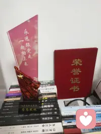 百年五四·在给力｜戎装换倾听，青春永滚烫！
 
当五月的风拂过山河，我们又一次站在五四的路口回望。
 百年前，一群青年振臂高呼，用热血点燃救亡图存的星火；百年后，我曾以戎装护家国，勋章为证，刻下青春滚烫的信仰；如今扎根给力平台，接过时代的接力棒，以倾听为炬，续写青年担当。
 岁月不居，时节如流，五四的火种从未熄灭。那些闪着金属光泽的荣誉，是少年曾以血肉为盾、护山河无恙的证明；而今天，我在给力的赛道上，以初心为炬，以实干为帆，把温暖化作微光，照亮迷茫的心房——这，也是新时代青年的滚烫答卷。清澈的爱，只为中国。
 青春逢盛世，奋斗正当时。不必畏惧前路风雨，不必纠结当下平凡。有人扎根乡土助力振兴，有人奔赴一线守护家国，而我们，也可以在给力的方寸屏幕前，用每一次真诚陪伴，传递力量，点燃更多生命的星火。
 少年不惧岁月长，彼方尚有荣光在。愿以寸心寄华夏，且将岁月赠山河；愿每一位青年，眼里有光，心中有爱，在自己的赛道上向阳生长，让五四精神跨越百年，在新时代绽放新的光芒！
 五四快乐，愿我们永远滚烫，永远向上，永远为家国、为理想、为需要温暖的人，一往无前！配图