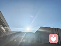☀️ 今日份的温暖治愈是太阳城学校的初升朝阳给的。给力！
阳光像带着能量的射线，温柔又磅礴地倾泻而下，刚好和“太阳城”的名字遥相呼应，整个画面都浸满了勃勃生机与滚烫的少年心、少年气。
校名里藏着光，风里裹着朝气，晨光穿过教学楼的瞬间，是青春最好的滤镜。光与城，与少年；在这里，连光影都在为成长铺路，每一缕朝阳，都在为少年的未来加冕。向阳而生，逐光而行，风遇山止，光落校园，从此少年的征途，便永远是滚烫的风和明亮的光✨
