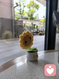 今天被这朵手工向日葵戳中了心巴。没有阳光也努力笑着，小小的花盆里，也拼尽全力向着光。就像我们的生活，难免有阴天和风雨，但心里的太阳，永远不能熄灭。慢慢来，向着光走，你也会像它一样，把日子开成一朵灿烂的花🌻向阳而生 ，逐光而行，顽强生存，享受生活，感悟生命！配图