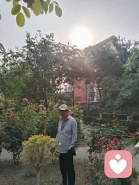 晨起邻园蔷薇盛放，红薇漫墙，花木葱茏。与相识许久的南开忘年教授论儒释道、悟宇凡大道。鸟语相伴，花木为邻，同信朝阳养身、大地育心、草木渡情。他赠我香烟，我独处望云轻燃两缕，感念知己相知，亦藏心底云之温柔，大道同频，岁月安然。配图