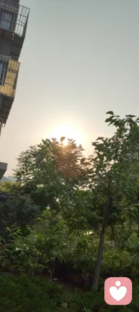 为人父为女儿则柔！
很多女孩长大后走的弯路，其实都是童年父亲一点一滴埋下的痕迹。
她对爱的认知、对自我的底气、对异性的判断，全部始于父亲的模样。
 不当着女儿哭穷，免她一生卑微讨好；
善待枕边爱人，给她看见最好的感情模样；
再忙也要陪伴，不让她一生缺爱慌张；
多多温柔夸赞，筑牢她与生俱来的自信；
收敛自身脾气，做她一生安稳的阳光。
自我有了女儿，我骨子里多了一份与生俱来的温柔。
从前一身棱角，风雨独行；如今满心柔软，只为护她周全。
父亲，是女儿最初的世界，是一生的铠甲，也是永远不变的退路。
愿世间所有小棉袄，都能被父爱温柔托举。
一生有光，一生被爱，一生有底气，一生有靠山。配图