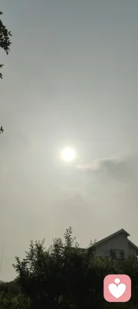 日耀凝云，光散为暖。
太阳的光晕凝成一朵温柔的云，恰如我以宇凡道为灯，照进每一片迷茫里。光为云生暖，我为众生生安，护着每一颗心，予您温柔，予您力量，予您一生安稳与光亮！配图
