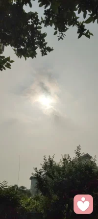 日耀凝云，光散为暖。
太阳的光晕凝成一朵温柔的云，恰如我以宇凡道为灯，照进每一片迷茫里。光为云生暖，我为众生生安，护着每一颗心，予您温柔，予您力量，予您一生安稳与光亮！配图