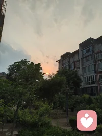晓看天边暮看云
 晓看天边朝起霞，暮看人间漫流云。
人生起落皆是寻常，心随云舒云卷，不惊不扰，安然自洽。
心怀温柔，向阳而行，在岁月里修心自愈，在大爱之中温暖众生。配图