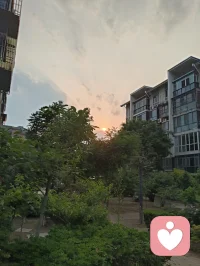晓看天边暮看云
 晓看天边朝起霞，暮看人间漫流云。
人生起落皆是寻常，心随云舒云卷，不惊不扰，安然自洽。
心怀温柔，向阳而行，在岁月里修心自愈，在大爱之中温暖众生。配图