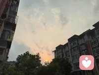 晓看天边暮看云
 晓看天边朝起霞，暮看人间漫流云。
人生起落皆是寻常，心随云舒云卷，不惊不扰，安然自洽。
心怀温柔，向阳而行，在岁月里修心自愈，在大爱之中温暖众生。配图