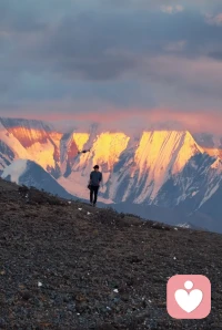 男人是山，女人是水，山水相依，方成人道。荣格说，男人心里住着阿尼玛，女人心里藏着阿尼姆斯，我们终其一生，都在寻找那个与自己阴阳相济的灵魂。血液里一半是父亲的刚毅，一半是母亲的温柔，好好爱自己，就是在滋养婚姻里最鲜活的生命力。配图