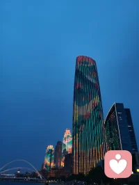 华灯初上，漫步海河。
宇纳美景，凡守初心。
晚风濯念，静水安魂。
星河垂岸，大道归心。
人间向暖，不负本真。配图