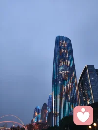 华灯初上，漫步海河。
宇纳美景，凡守初心。
晚风濯念，静水安魂。
星河垂岸，大道归心。
人间向暖，不负本真。配图
