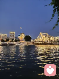 华灯初上，漫步海河。
宇纳美景，凡守初心。
晚风濯念，静水安魂。
星河垂岸，大道归心。
人间向暖，不负本真。配图