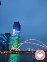 华灯初上，漫步海河。
宇纳美景，凡守初心。
晚风濯念，静水安魂。
星河垂岸，大道归心。
人间向暖，不负本真。配图