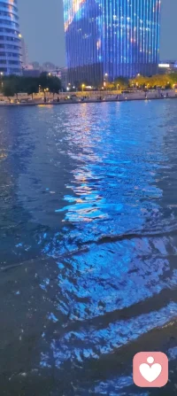 华灯初上，漫步海河。
宇纳美景，凡守初心。
晚风濯念，静水安魂。
星河垂岸，大道归心。
人间向暖，不负本真。配图