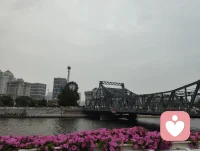 爱是你我，花艳如你，水泽如我。
海河晚风里，宇凡守着这一份，不褪色的温柔。配图
