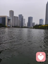 爱是你我，花艳如你，水泽如我。
海河晚风里，宇凡守着这一份，不褪色的温柔。配图