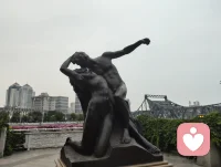 爱是你我，花艳如你，水泽如我。
海河晚风里，宇凡守着这一份，不褪色的温柔。配图