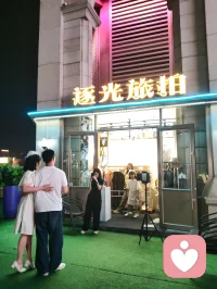 爱是你我，花艳如你，水泽如我。
海河晚风里，宇凡守着这一份，不褪色的温柔。配图