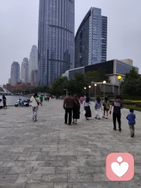 爱是你我，花艳如你，水泽如我。
海河晚风里，宇凡守着这一份，不褪色的温柔。配图