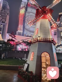 海河漫步，晚风细雨，白鸽谈情。花艳如你，水泽如我，一杯鸡尾酒来不及喝就雨落河边，敬这人间浪漫，也敬你温暖如初的守候！配图