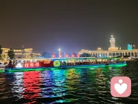 海河漫步，晚风细雨，白鸽谈情。花艳如你，水泽如我，一杯鸡尾酒来不及喝就雨落河边，敬这人间浪漫，也敬你温暖如初的守候！配图