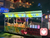 海河漫步，晚风细雨，白鸽谈情。花艳如你，水泽如我，一杯鸡尾酒来不及喝就雨落河边，敬这人间浪漫，也敬你温暖如初的守候！配图