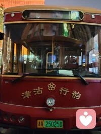 海河漫步，晚风细雨，白鸽谈情。花艳如你，水泽如我，一杯鸡尾酒来不及喝就雨落河边，敬这人间浪漫，也敬你温暖如初的守候！配图