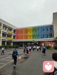 清晨雨后津门校园，蔷薇吐艳芬芳、桑葚含书香甜，少年携书香而进校门读书，万物都浸着成长的清欢与力量。配图