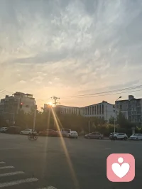 心归澄澈无杂念，宇凡本真自在生。配图