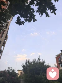 暮色漫染长空，一轮明月高悬天幕，褪去尘世喧嚣，灯火轻绽温柔。揽清辉入怀，携风月同行，于静谧夜色里藏尽万般浪漫，心随月色安然，岁岁皆有诗意相伴。配图