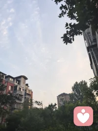 暮色漫染长空，一轮明月高悬天幕，褪去尘世喧嚣，灯火轻绽温柔。揽清辉入怀，携风月同行，于静谧夜色里藏尽万般浪漫，心随月色安然，岁岁皆有诗意相伴。配图
