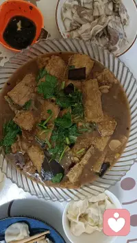 宇凡来津门姐姐家的日子，是被一粥一饭妥帖安放的时光。
红烧带鱼裹着酱香，油亮的大虾透着鲜气，清炒生菜脆嫩爽口，番茄炒蛋酸甜暖心，还有那盘白切肉和饺子，都是姐姐亲手做的家常味。
 没有山珍海味，却每一口都是被惦记的温柔。
简单的三餐，是怡然自得的惬意，也是其乐融融的温暖。
人间烟火气，最抚凡人心，有亲人为你洗手作羹汤就是幸福！配图