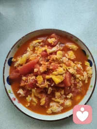 宇凡来津门姐姐家的日子，是被一粥一饭妥帖安放的时光。
红烧带鱼裹着酱香，油亮的大虾透着鲜气，清炒生菜脆嫩爽口，番茄炒蛋酸甜暖心，还有那盘白切肉和饺子，都是姐姐亲手做的家常味。
 没有山珍海味，却每一口都是被惦记的温柔。
简单的三餐，是怡然自得的惬意，也是其乐融融的温暖。
人间烟火气，最抚凡人心，有亲人为你洗手作羹汤就是幸福！配图