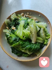 宇凡来津门姐姐家的日子，是被一粥一饭妥帖安放的时光。
红烧带鱼裹着酱香，油亮的大虾透着鲜气，清炒生菜脆嫩爽口，番茄炒蛋酸甜暖心，还有那盘白切肉和饺子，都是姐姐亲手做的家常味。
 没有山珍海味，却每一口都是被惦记的温柔。
简单的三餐，是怡然自得的惬意，也是其乐融融的温暖。
人间烟火气，最抚凡人心，有亲人为你洗手作羹汤就是幸福！配图