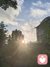 津门的晚风，裹着雨后的清润，也裹着一屋子的烟火暖意。
 餐桌上，姐夫酒意微醺，诗词歌赋信手拈来，字句里都是生活的旷达；姐姐笑着盛上热菜，鲜美的大虾带着锅气，把家常的温柔盛进碗里。三个外甥女、外甥围坐桌边，剥好的虾递到长辈嘴里，眼里满是天真的热忱。餐后大外甥女指尖轻落，悠扬的钢琴曲漫过客厅，把晚风、笑语和酒香，都揉成了一首温柔的歌。
 没有盛大的仪式，却满是人间最踏实的圆满。晚风穿过窗棂，带着晚霞的温柔，也带着这一家人的暖意，缓缓流淌在时光里。配图