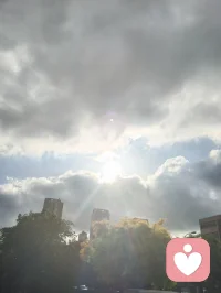 津门的晚风，裹着雨后的清润，也裹着一屋子的烟火暖意。
 餐桌上，姐夫酒意微醺，诗词歌赋信手拈来，字句里都是生活的旷达；姐姐笑着盛上热菜，鲜美的大虾带着锅气，把家常的温柔盛进碗里。三个外甥女、外甥围坐桌边，剥好的虾递到长辈嘴里，眼里满是天真的热忱。餐后大外甥女指尖轻落，悠扬的钢琴曲漫过客厅，把晚风、笑语和酒香，都揉成了一首温柔的歌。
 没有盛大的仪式，却满是人间最踏实的圆满。晚风穿过窗棂，带着晚霞的温柔，也带着这一家人的暖意，缓缓流淌在时光里。配图