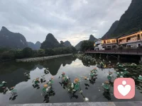遍历戎马沧桑，博览百家医法，融汇中西心理玄学诸般智慧。身藏岁月旧伤，心历尘世委屈，于山水间悟道静心。摒弃门户成见，开创宇凡道第六道心神自愈道，以至诚亲情参悟疗愈真谛，守澄澈心性，立医道宗脉，慈悲渡己亦渡众生。配图