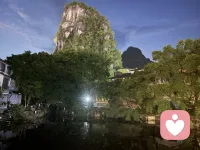 遍历戎马沧桑，博览百家医法，融汇中西心理玄学诸般智慧。身藏岁月旧伤，心历尘世委屈，于山水间悟道静心。摒弃门户成见，开创宇凡道第六道心神自愈道，以至诚亲情参悟疗愈真谛，守澄澈心性，立医道宗脉，慈悲渡己亦渡众生。配图