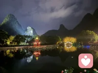 《夜渡心舟歌》
山影沉波星落河，
晚风吹散心头惑。
阶前灯火映池荷，
一念澄明破尘浊。
雨歇云开星垂野，
微光漫染旧山河。
同探心海无边界，
携手同途不寂寞。
 夜悠悠，水悠悠，
清风送月过汀洲。
心无垢，意无求，
同修同往，岁月长流。
同路人，同携手，
心海路上并肩走。
愿世间，皆安好，
美好相扣，心灯长留。配图