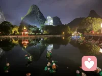 《夜渡心舟歌》
山影沉波星落河，
晚风吹散心头惑。
阶前灯火映池荷，
一念澄明破尘浊。
雨歇云开星垂野，
微光漫染旧山河。
同探心海无边界，
携手同途不寂寞。
 夜悠悠，水悠悠，
清风送月过汀洲。
心无垢，意无求，
同修同往，岁月长流。
同路人，同携手，
心海路上并肩走。
愿世间，皆安好，
美好相扣，心灯长留。配图