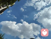 独处是一个人最好的修行！
当你经历了足够多的人和事后，就会发现，人生的至高境界并不是与周围的人维持一段恰好的关系，而是独处，我们曾是如此期盼外界的认可，到最后才明白孤独才是人生的常态，悟透下面的三句话，你的人生一定会有质的跨越。
首先，比起被人左右的生活而有智慧的人更爱无人问津的日子，其实孤单就是一个人的狂欢，而狂欢则是一群人的孤单，庸碌的人用热闹填补空虚，优秀的人以独处成就自己。
 其次、与其虚伪的迎合别人，不如一个人安静的独处，你可以一个人灯下读书，也可以一个人雨中漫步，更可以独自乘车出行，沿途有风景，背后有阳光。
 再次、独处是我们认识自己的最好机会，从热闹中失去的东西，在独处中找回来一个人最好的状态就是能在繁华中适时退出，在孤独中洞悉自我，在磨练中找到方向，最后能在喧嚣中抽身出来，透过表象和一些伪装来寻找到真实，纯粹，完整的自己。一个人最大的成长就是学会与自己相处，我们曾如此渴望命运的波澜壮阔，到最后才发现，人生最曼妙的风景竟是内心的淡定与从容。行到水穷处坐看云起时，我们曾如此期盼外界的认可，到最后才悟透孤独才是人生的常态。
能够独处的人绝对不是一般人。从心理学上看，如果一个人独处时感到舒服，那他的内心一定非常强大——因为只有能量高的人才会享受孤独。这样的人往往不爱社交，不喜欢麻烦别人。也不愿被别人打扰。你来找我，我可以陪你聊天，但我不会主动找你。他们享受独处，哪怕一周不出门也无所谓：没事时不会主动联系谁，不喜欢欠人情，一旦欠了就会立刻还清。别人需要帮助时，他们能帮就帮，不求回报，也不计较得失。情绪稳定，习惯独来独往，不需要朋友，也不依赖感情，活得无欲无求。外人看来，他们可能不合群、慢热、高冷、被动。但这样的人，绝非简简单单的普通人。他们大多经历过人生的重大打击或艰难困苦，早已学会不依靠任何人，只靠自己。他们是真正独立的人，内心富足而强大。配图