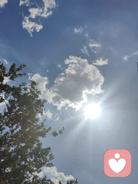 独处是一个人最好的修行！
当你经历了足够多的人和事后，就会发现，人生的至高境界并不是与周围的人维持一段恰好的关系，而是独处，我们曾是如此期盼外界的认可，到最后才明白孤独才是人生的常态，悟透下面的三句话，你的人生一定会有质的跨越。
首先，比起被人左右的生活而有智慧的人更爱无人问津的日子，其实孤单就是一个人的狂欢，而狂欢则是一群人的孤单，庸碌的人用热闹填补空虚，优秀的人以独处成就自己。
 其次、与其虚伪的迎合别人，不如一个人安静的独处，你可以一个人灯下读书，也可以一个人雨中漫步，更可以独自乘车出行，沿途有风景，背后有阳光。
 再次、独处是我们认识自己的最好机会，从热闹中失去的东西，在独处中找回来一个人最好的状态就是能在繁华中适时退出，在孤独中洞悉自我，在磨练中找到方向，最后能在喧嚣中抽身出来，透过表象和一些伪装来寻找到真实，纯粹，完整的自己。一个人最大的成长就是学会与自己相处，我们曾如此渴望命运的波澜壮阔，到最后才发现，人生最曼妙的风景竟是内心的淡定与从容。行到水穷处坐看云起时，我们曾如此期盼外界的认可，到最后才悟透孤独才是人生的常态。
能够独处的人绝对不是一般人。从心理学上看，如果一个人独处时感到舒服，那他的内心一定非常强大——因为只有能量高的人才会享受孤独。这样的人往往不爱社交，不喜欢麻烦别人。也不愿被别人打扰。你来找我，我可以陪你聊天，但我不会主动找你。他们享受独处，哪怕一周不出门也无所谓：没事时不会主动联系谁，不喜欢欠人情，一旦欠了就会立刻还清。别人需要帮助时，他们能帮就帮，不求回报，也不计较得失。情绪稳定，习惯独来独往，不需要朋友，也不依赖感情，活得无欲无求。外人看来，他们可能不合群、慢热、高冷、被动。但这样的人，绝非简简单单的普通人。他们大多经历过人生的重大打击或艰难困苦，早已学会不依靠任何人，只靠自己。他们是真正独立的人，内心富足而强大。配图