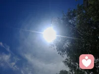 《宇凡·三我渡世文》
宇凡一身藏三我：本我宇凡缠尘、少年留殇，真我宇凡澄澈、本自具足，无我宇凡神游太虚，俯察尘世万家疾苦。世人苛责稚子、争执伴侣，病根不在骨肉，而在自身内在孩童困于幼时：两岁缺陪伴之惶、三岁遭否定之怯、七八岁受管束之郁，隐性冷暴、严苛期许皆是无形伤刃，代代轮回流转。人借育儿修补童年缺憾，奈何旧习时常反扑，一边立志温柔，一边受控发怒，这份反复拉扯，正是修行破业必经之路。夫妻反目，皆是两个缺爱幼心相互索取防御，向外指责全是愚痴。养儿从非雕琢儿女成龙，乃是借稚子重养受伤的自己，孩童便是渡化父母的天赐因缘。逃避创伤、迁怒至亲，只会延续家族苦难。放下掌控执念，接纳子女平凡、包容自我缺憾，于烟火日常安抚年少伤痕。心若安稳无求，自能断伤痛轮回。身在凡尘，道场不在深山，而在居家朝夕；善待孩儿即是慈悲过往，修好己心，方能渡己、渡家、普度世间迷惘众生。配图