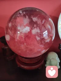 荆门阴雨笼清窗，午间闲坐雅室堂。
案摆葫芦景泰瓶，挂画盈香、蝶绕红墙。
伴大外甥女临星海钢琴，我琢词句，她谱乐章。
藏品藏岁月笔墨，琴音润烟火日常，中国人的日子，藏于一器一画、一曲一念，守本心，安清欢，便是最好的心灵栖居。配图
