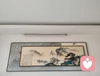 荆门阴雨笼清窗，午间闲坐雅室堂。
案摆葫芦景泰瓶，挂画盈香、蝶绕红墙。
伴大外甥女临星海钢琴，我琢词句，她谱乐章。
藏品藏岁月笔墨，琴音润烟火日常，中国人的日子，藏于一器一画、一曲一念，守本心，安清欢，便是最好的心灵栖居。配图