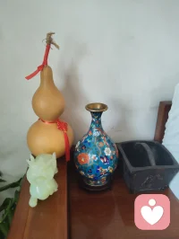 荆门阴雨笼清窗，午间闲坐雅室堂。
案摆葫芦景泰瓶，挂画盈香、蝶绕红墙。
伴大外甥女临星海钢琴，我琢词句，她谱乐章。
藏品藏岁月笔墨，琴音润烟火日常，中国人的日子，藏于一器一画、一曲一念，守本心，安清欢，便是最好的心灵栖居。配图