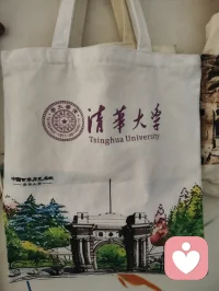 荆门阴雨笼清窗，午间闲坐雅室堂。
案摆葫芦景泰瓶，挂画盈香、蝶绕红墙。
伴大外甥女临星海钢琴，我琢词句，她谱乐章。
藏品藏岁月笔墨，琴音润烟火日常，中国人的日子，藏于一器一画、一曲一念，守本心，安清欢，便是最好的心灵栖居。配图